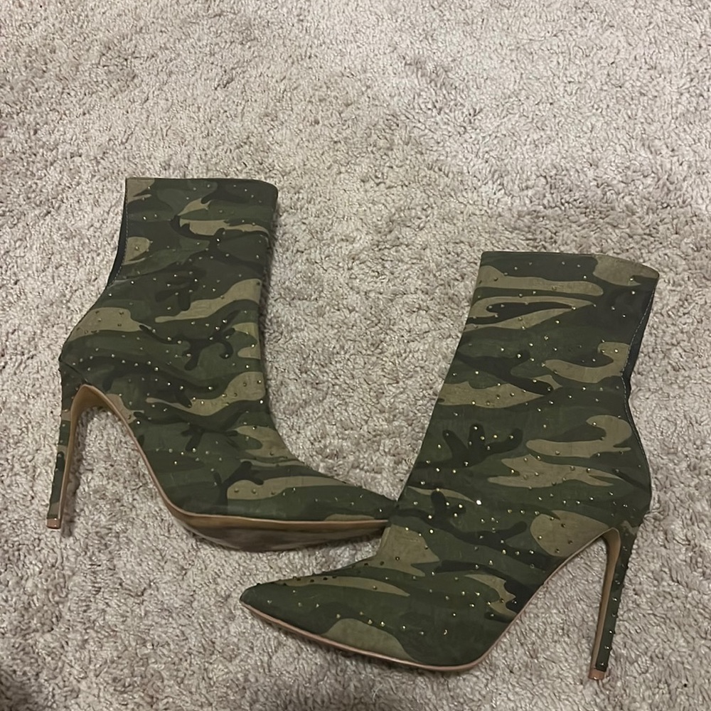 Steve Madden camo booted with gold rhinestones size 11